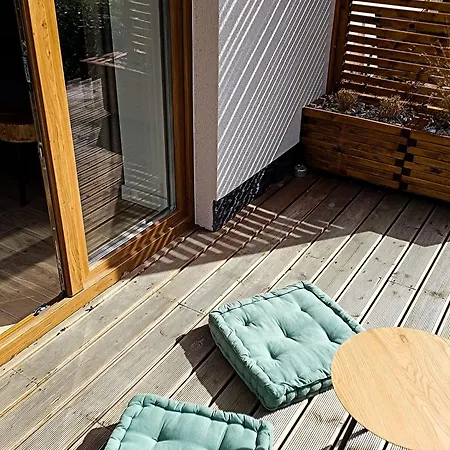 Woodstone Apartment *