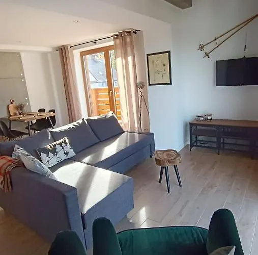 Woodstone Apartment *