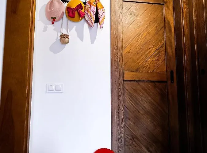 Woodstone Apartment *