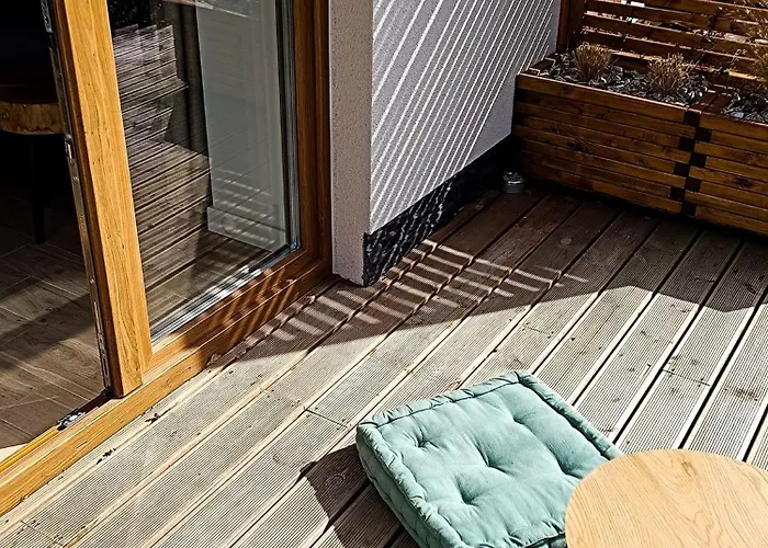 Woodstone Apartment *